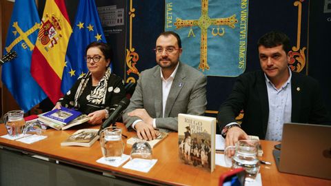 El presidente del Principado de Asturias, Adrin Barbn (c), participa en la presentacin este mircoles de la edicin conmemorativa del libro  Riego debe morir , de Pedro Villanueva (d y Josefina Velasco (i), jefa del Servicio de Biblioteca de la Junta, con motivo del bicentenario del Trienio Liberal