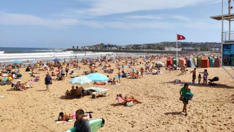 Bandera roja en la playa de San Lorenzo de Gij�n