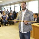 Carballido, nuevo alcalde, con el bast�n de mando. 