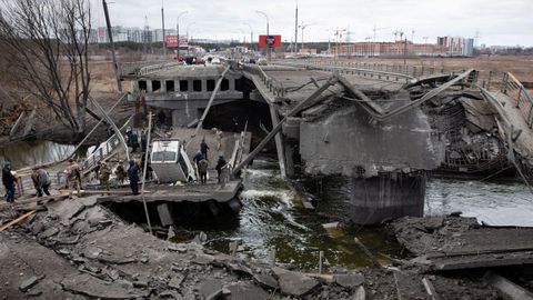 Los evacuados de Kiev tienen que cruzar los puentes destuidos 