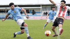 Colucci juega el bal�n durante el partido del domingo ante el C�ltiga.