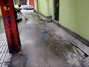 Una alcantarilla rota arroja porquer�a desde hace cuatro meses. 