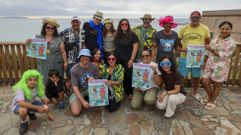 Organizadores e colaboradores da Festa Charramandeira, co mar caion�s ao fondo