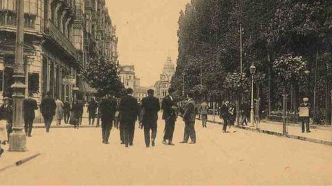 Varias personas transitan la calle Ura de Oviedo, en una imagen antigua