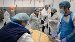 Lorenzana visitando la panificadora Mencer en Bergondo.