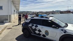 Zona acordonada en la que permanece el cad�ver del hombre encontrado flotando en el puerto Tragove.