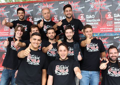Gonzalo Dur�n se puso la camiseta y pos� con los organizadores del Rockin Vila. 