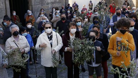 Bendici�n de ramos en el atrio de la iglesia de A Pobra do De�n