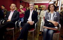 El alcalde de Monforte (centro) flanqueado por los portavoces de PP (izquierda) y PSOE.