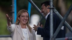 La lder del ultraderechista Hermanos de Italia, Giorgia Meloni, junto al secretario del partido de extrema derecha La Liga, Matteo Salvini, en el escenario, antes del mitin conjunto de la coalicin que forman junto a la Forza Italia de Silvio Berlusconi, el pasado 22 de septiembre, en Roma