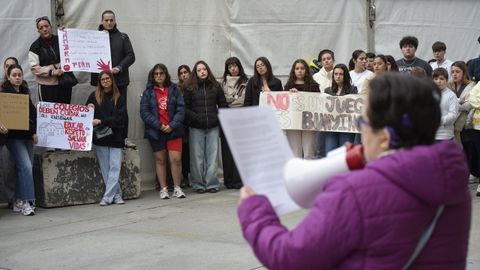 Rosa Mara, durante la lectura del manifiesto en Pontevedra contra el acoso escolar