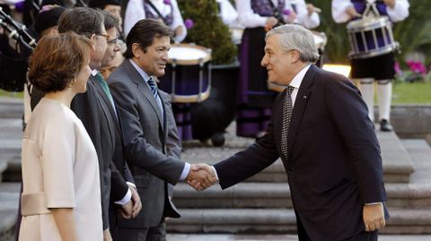  El presidente del Parlamento Europeo, Antonio Tajani (d), y el presidente del Principado, Javier Fernndez, se saludan a su llegada a Oviedo donde el primero recoger el premio Princesa de Asturias a la Concordia