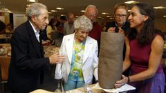 Isaac D�az Pardo, a la izquierda, en una visita a un curso internacional de cer�mica en Pontevedra en el a�o 2008