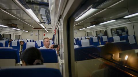 Un pasajero graba ayer un video cuando el tren de Lugo a Monforte pasa por el nuevo túnel de Oural