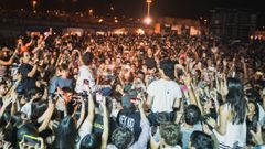 El p�blico a cent�metros de los artistas Hey Kid e Inazio mientras interpretan uno de sus temas en conjunto.