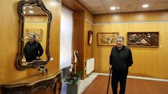 Demetrio Bermo con algunas de las piezas que exhibe en la casa Raquel Soler