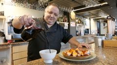 Caama�o abri� una pulper�a a escasos metros de los restos del incendio.