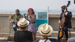 Marian Ledesma y Tinaquero Brothers, en una actuaci�n en Fisterra, estar�n en Rianxo.