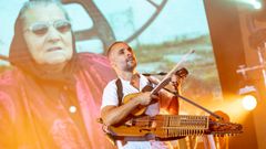 O m�sico lisboeta Vasco Ribeiro, no seu proxecto Omiri, en concerto de apertura na feira Mumi (M�sicas no Mi�o); ao fondo, proxecci�n de v�deo na que pode verse unha das s�as informantes en pleno canto.