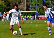 El defensa Tachi se lleva la pelota ante la mirada de un jugador riojano en La Salera.
