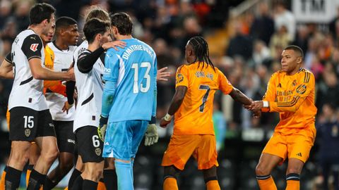 Strole Dimitrievski y Vincius.Strole Dimitrievski, guardameta del Valencia, y Vincius, extremo del Real Madrid, en Mestalla