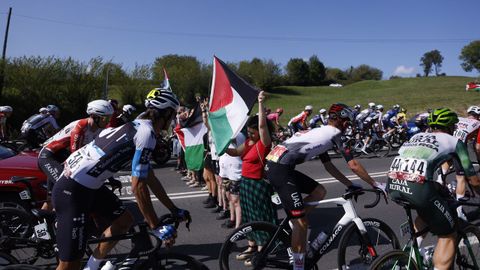 Varios manifestantes interrumpen la etapa de La Vuelta a 12 kilómetros de la meta.