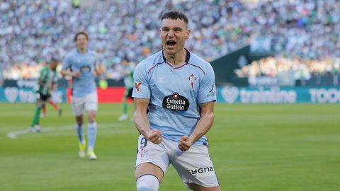Ferran Jutgl�, celebrando el gol que sirvi� al Celta para sumar un punto ante el Betis.