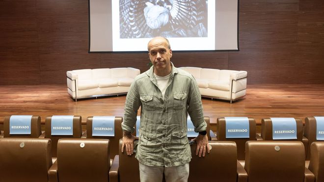 �lvaro Ybarra, en la presentaci�n de la exposici�n.