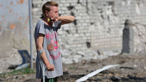 Una mujer llora tras ver destruido el edificio en el que viv�a en la ciudad de Severodonetsk, en la regi�n de Lugansk