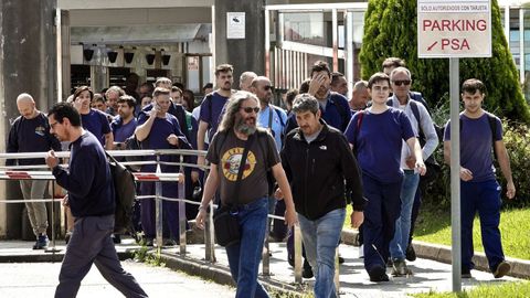 Imaxen de traballadores sa�ndo dunha factor�a