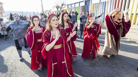 Desfile de una comparsa en Dumbr�a, en imagen de archivo, momento previo al concurso, que tiene lugar en el pabell�n polideportivo