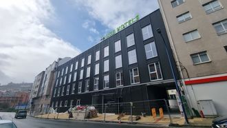 El hotel de Vilaboa ya luce las letras de la cadena que lo gestionar�.
