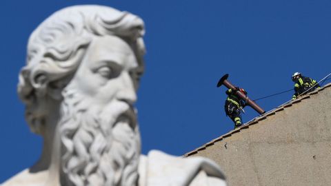 Instalan la chimenea por la que saldr� la fumata blanca que anunciar� al nuevo papa