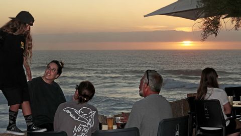 La Parada, en Arteixo, es el lugar ideal para dejarse caer cuando el calor deja de apretar y disfrutar de una puesta de sol de esc�ndalo sobre la playa de Valcovo.