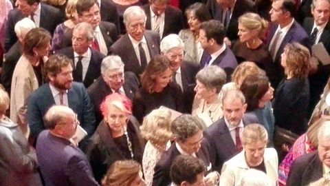 El p�blico saluda a Isabel Preysler y Mario Vargas Llosa, en el centro de la foto