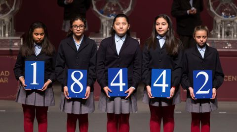 El segundo premio del sorteo extraordinario de El Ni�o, celebrado en el Centro de Congresos y Exposiciones  Lienzo Norte  de �vila y dotado con 750.000 euros por serie, ha correspondido al n�mero 18.442