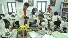 Un total de dieci�sis alumnos del m�ster de Biolox�a Mari�a han aprendido a recoger y clasificar muestras en la estaci�n de A Gra�a