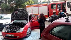 Las llamas calcinaron la totalidad del motor del Ford Focus estacionado en Pastor D�az
