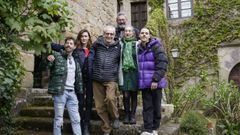 Parte del elenco de  La manzana de oro  junto a Ch�varri en el Pazo de Bentraces