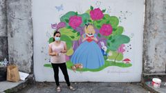 La ilustradora ferrolana Sandra F. Carmelo realiz� su mural utilizando solo su pincel, acab� el martes