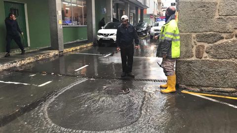 La calle Real de Muxa completamente inundada a causa de las fuertes lluvias