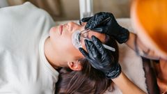 Imagen del proceso de colocar las extensiones de pesta�as