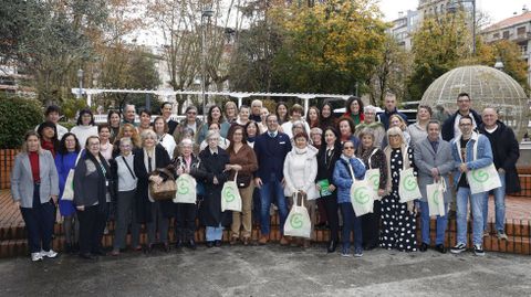 Foto de familia de los participantes en el encuentro de voluntariado de la Asociaci�n Espa�ola Contra el C�ncer en Ourense.