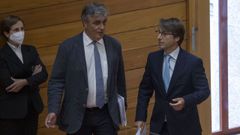 El portavoz del PPdeG, Pedro Puy, habla con el conselleiro de Facenda, Miguel Corgos, antes del arranque de la sesi�n.