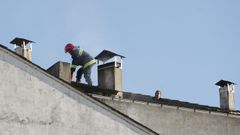 Los bomberos actan en un incendio en una chimenea, en una imagen de archivo