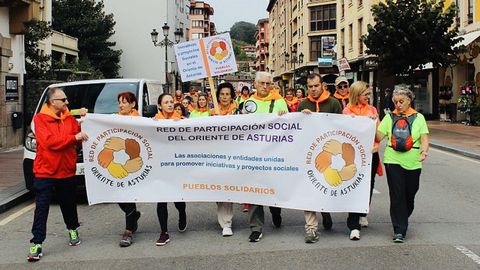 La consejera de Derechos Sociales y Bienestar, Melania �lvarez, tercera por la izquierda, durante la caminata solidaria