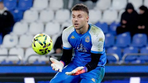 �lvaro Ferllo, en el calentamiento de un partido en Abanca Riazor
