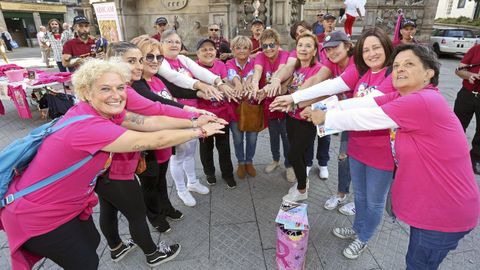 Socias y personal de Adicam, el ao pasado en Pontevedra, con los gaiteiros Lume de Karoso