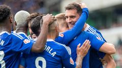 Los jugadores del Oviedo celebran el gol de Dani Calvo al Racing