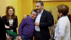 Sueiro, del PP, y Vi�a, del PSOE, se abrazan al final del pleno.